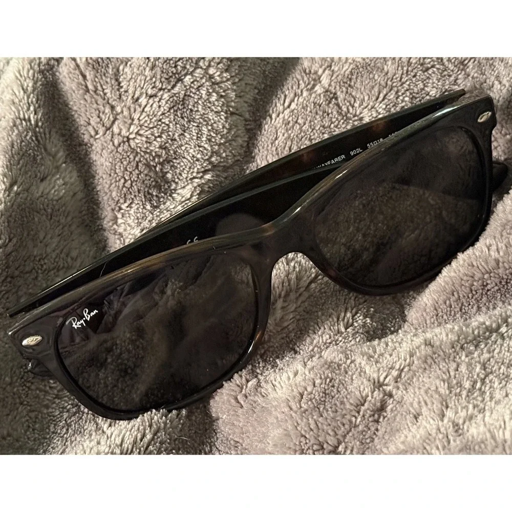 Ray-Ban New Wayfarer Tortoise Green RB2132 Previously Owned Sunglasses